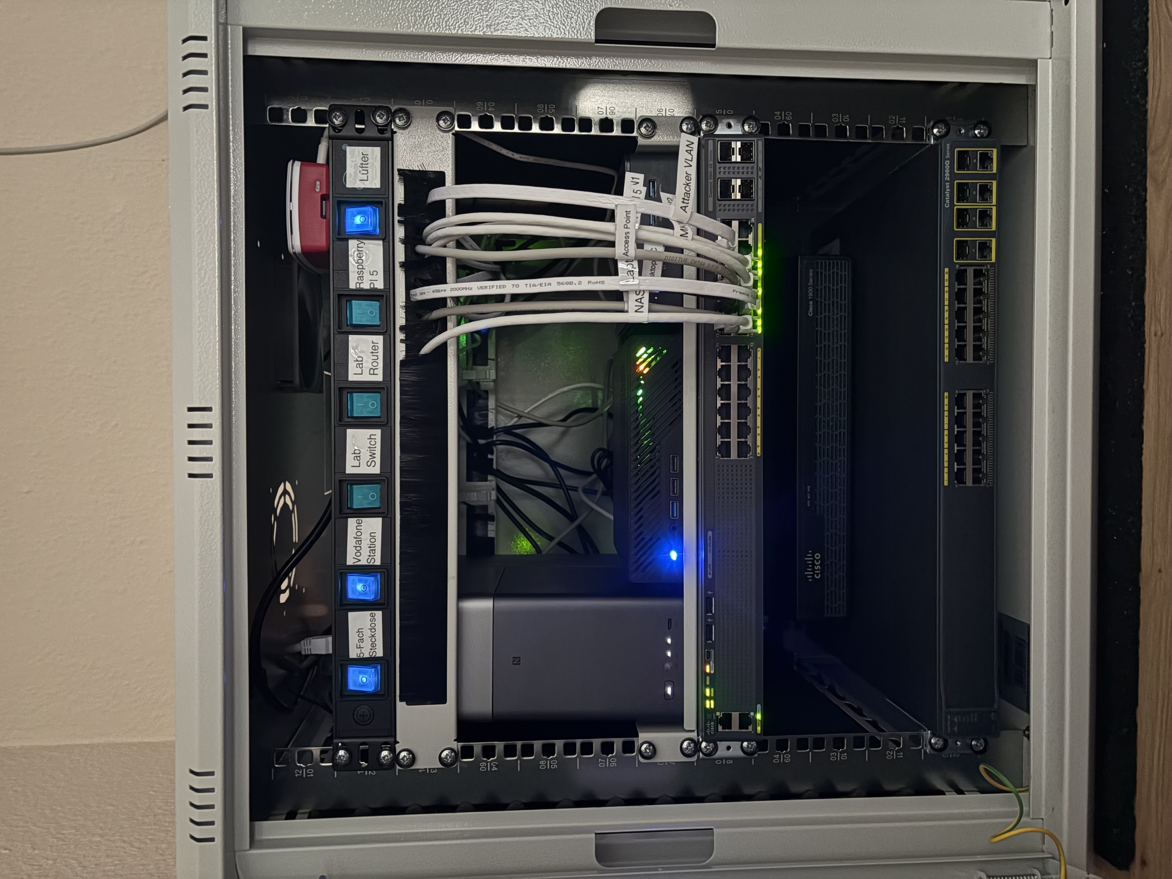 19-Zoll Server-Rack: Raspberry Pi 5, UGreen DH2300 NAS, Vodafone Station, MinisForum MS-01, GMKtec, Cisco 2960XR, 1941/K9, WS-C2960G
